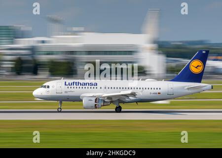Munich, Alemania - septiembre de 12. 2021 : Lufthansa Airbus A319-112 Con el registro de aviones D-AIBB aterriza en la pista sur 26L del Mu Foto de stock