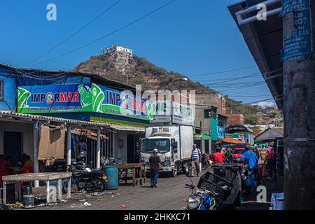 Escena callejera en el mercado público Mercado Bazurto, Cartagena de Indias, Colombia. Foto de stock