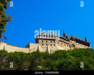 Karlstein Castle, un gran castillo gótico construido en 1348 por Carlos IV en Bohemia. Foto de stock