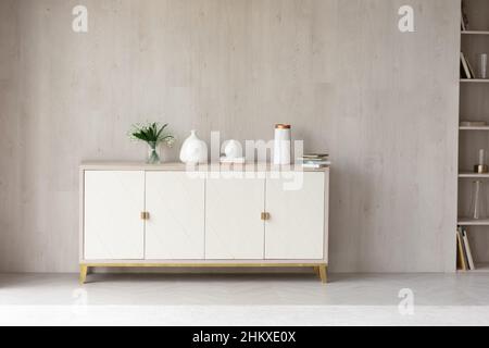 Moderno y blanco tocador mobiliario minimalista en habitación vacía Foto de stock