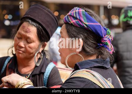 Dos mujeres maduras de la tribu étnica Hmong en el mercado local de alimentos en Sapa (Sa Pa), Provincia Lao Cai, Vietnam, Sudeste Asiático