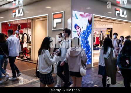 Mil millones Plisado Fuerza Los peatones pasan por la tienda de artículos deportivos de la marca  italiana Fila en Hong Kong Fotografía de stock - Alamy
