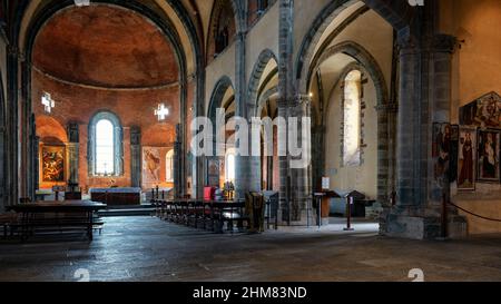 Vista interior de Sacra di San Michele, hermosa abadía antigua en Val di Susa. Provincia de Turín, región de Piamonte, Italia. Foto de stock
