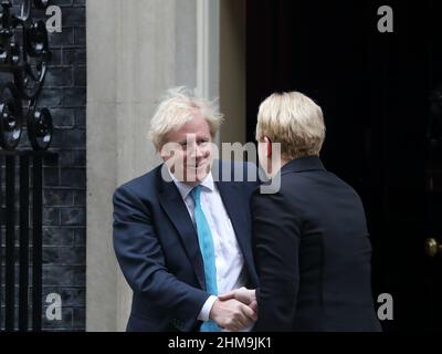 Londres, Reino Unido. 8th Feb, 2022. El Primer Ministro británico Boris Johnson da la bienvenida al Primer Ministro lituano Ingrida Šimonytė en la calle Downing nº 10. Crédito: Uwe Deffner/Alamy Live News