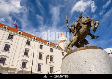 BRATISLAVA, ESLOVAQUIA - 9 DE JULIO de 2019: Estatua ecuestre de Svatopluk I en la entrada principal del castillo de Bratislava en un día muy soleado Foto de stock