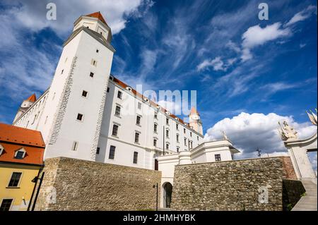 BRATISLAVA, ESLOVAQUIA - 9 DE JULIO de 2019: Entrada principal al Castillo de Bratislava en un día muy soleado Foto de stock