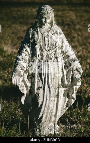 Una estatua de la Virgen María está representada en el cementerio de Dauphin Island, 9 de febrero de 2022, en Dauphin Island, Alabama.
