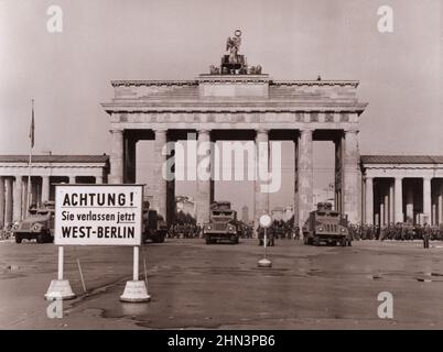 Foto vintage de la crisis de Berlín de 1961: Construyendo el Muro Los camiones militares de agua, con mangueras de alta presión montadas en sus torretas, están alineados en Le