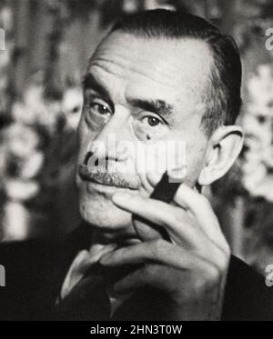 Retrato vintage de Thomas Mann con un cigarro. 1940 Paul Thomas Mann (1875–1955) fue un novelista alemán, escritor de cuentos cortos, crítico social, filantropía Foto de stock