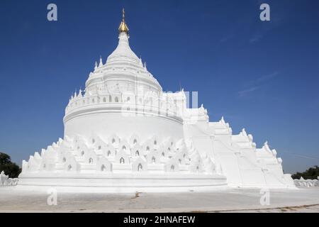 La pagoda blanca en Mingun - Hsinbyume (Mya Thein Dan pagoda) paya templo, Myanmar Foto de stock