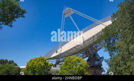 Parkes, Nueva Gales del Sur Australia - 13 de febrero de 2021: El telescopio CSIRO Parkes visto a través de los árboles desde el aparcamiento Foto de stock
