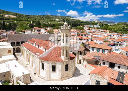 Vista del pueblo de Omodos y del monasterio de Timios Stavros. Distrito de Limassol, Chipre Foto de stock