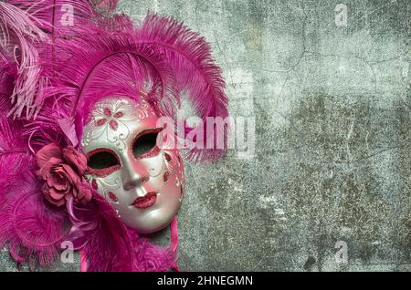 Retrato De Una Hermosa Mujer En Ornamentados Máscara De Carnaval