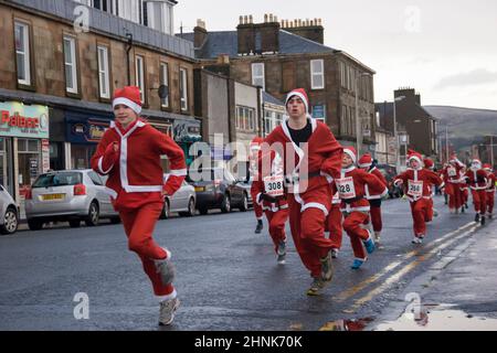 Corredores en el Santa Dash de Helensburgh, Escocia Foto de stock