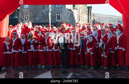 Corredores en el inicio de la Santa Dash de Helensburgh, Escocia Foto de stock