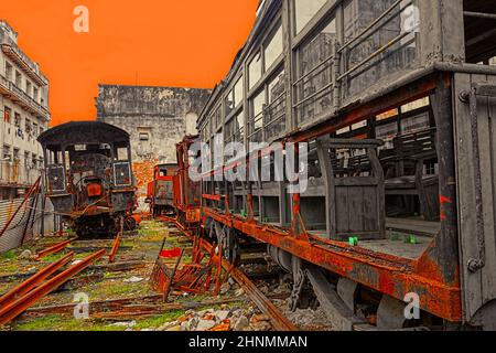 Locomotoras y vagones de tren oxidados en el patio de La Habana, Cuba Foto de stock