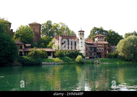 El Borgo medievale es un pueblo medieval y una fortaleza en el río Po, dentro del parque Valentino, en Turín, Italia Foto de stock