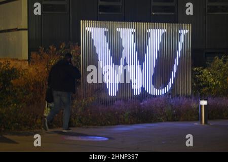 Gebäude der Wirtschaftsuniversität in Wien bei Nacht, Österreich, Europa - Edificio de la Universidad de Economía de Viena por la noche, Austria, Europa. Foto de stock