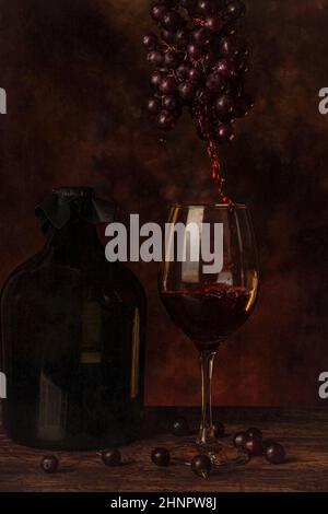 Bodegón de uvas, botellas y vino / vida fija de uvas, botellas y vino. Foto de stock