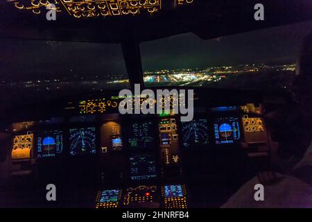 Vista de cabina de un avión de reacción comercial que aterriza en el aeropuerto Foto de stock