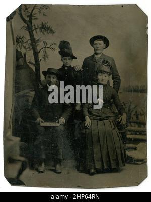 Fotografía antigua de alrededor de 1860 tintype, dos parejas. Ubicación desconocida, EE.UU. FUENTE: TITIPO ORIGINAL Foto de stock