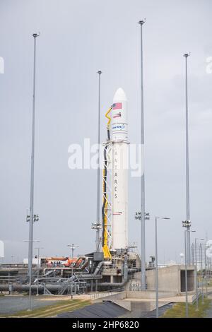 El cohete orbital ATK Antares, con la nave espacial Cygnus a bordo, se ve en el lanzamiento Pad-0A, sábado 19 de mayo de 2018 en la instalación de vuelo Wallops en Virginia. El Antares se lanzará con la nave espacial Cygnus llena de 7.400 libras de carga para la Estación Espacial Internacional (ISS). Foto de stock