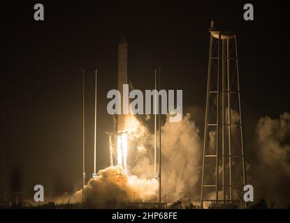 El cohete orbital ATK Antares, con la nave espacial Cygnus a bordo, se lanza desde Pad-0A, el lunes 21 de mayo de 2018, en las instalaciones de vuelo Wallops de la NASA en Virginia. Foto de stock