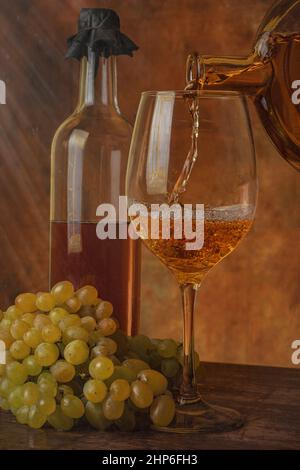 Bodegón de uvas, botellas y vino / vida fija de uvas, botellas y vino. Foto de stock