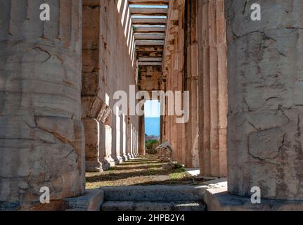 Detalle del Templo de Hephaestus o Hephaisteion alias el Teseion o Theseum, un antiguo templo dórico en Agora Antigua, Atenas, Grecia.
