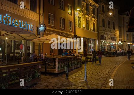 Straßenlokale en Rigas Altstadt, bares de la calle en el casco antiguo de Riga Foto de stock