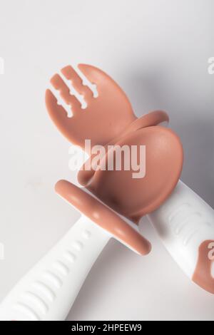 cuchara y tenedor para bebé usado aislado sobre blanco Foto de stock