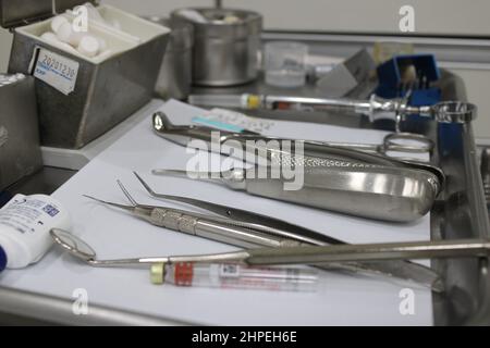 Herramientas dentales diseñadas para una extracción de dientes de sabiduría Foto de stock
