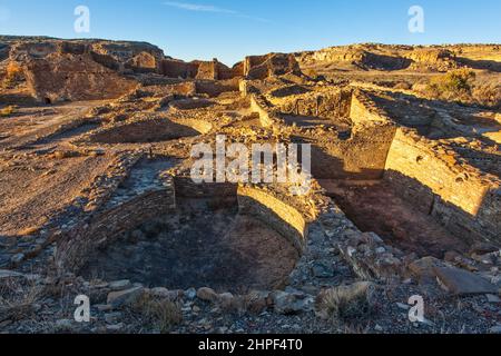 El Pueblo del Arroyo Ruin, una antigua ruina ancestral de los nativos americanos de los pueblos en el Parque Histórico Nacional de la Cultura Chaco. La Cultura Chaco es una W UNESCO Foto de stock