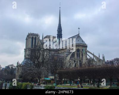 Notre Dame, Nuestra Señora de París, catedral católica medieval en la isla de Île de la Cité, en el río Sena, antes del incendio del 15 de abril de 2019. Foto de stock