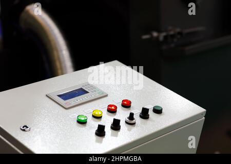 Caja de control eléctrico industrial con pulsadores e interruptores. Enfoque selectivo. Foto de stock