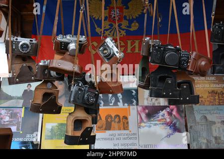 Antiguas cámaras vintage en un mercado de pulgas Foto de stock