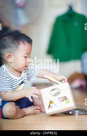 Coche de juguete retro azul con globos de helio sobre fondo de madera. Zona  de fotos decoradas para niños para un niño pequeño. Feliz cumpleaños, 1 año  .: fotografía de stock © Yarkovoy #248643208