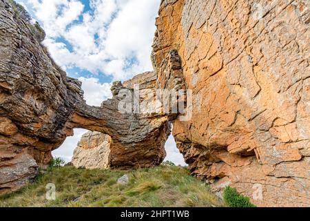 Viaje a Lesotho. Arcos naturales creados por la erosión en el Parque Nacional de Sehllabathea Foto de stock