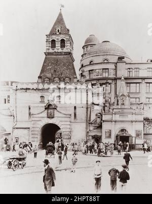 Foto vintage de las Puertas de San Elías a Kitay-gorod, con su arquitectura de estilo ruso y la Capilla de Getsemaní (Capilla de Sergius de Radonezh) adjoinin Foto de stock