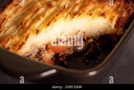 Cottage Pie, carne picada coronada con puré de patatas, un favorito británico tradicional Foto de stock