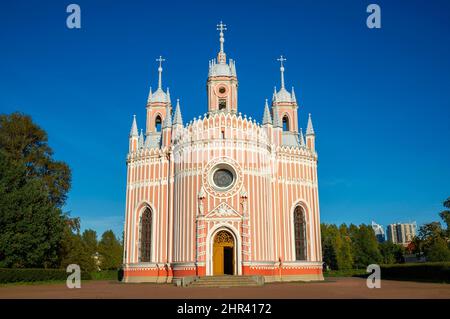 La Iglesia de la Natividad de San Juan Bautista (Chesmenskaya) en un día soleado de septiembre. San Petersburgo, Rusia