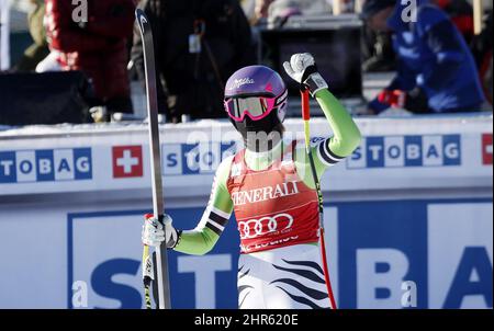 Maria Hoefl-Riesch, de Alemania, reacciona en la zona de meta después de su carrera en la Copa Mundial de Mujeres de esquí cuesta abajo en Lake Louise, Alta., sábado, 7 de diciembre de 2013. LA PRENSA CANADIENSE/Jeff McIntosh