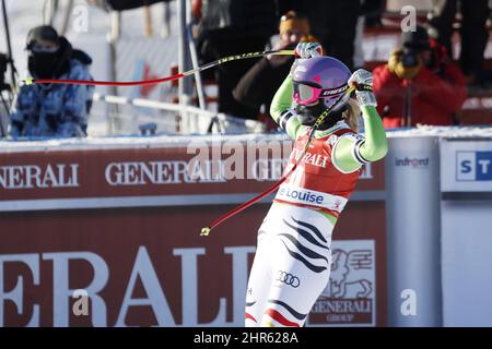 Maria Hoefl-Riesch, de Alemania, reacciona en la zona de meta después de su carrera en la Copa Mundial de Mujeres de esquí cuesta abajo en Lake Louise, Alta., viernes, 6 de diciembre de 2013. LA PRENSA CANADIENSE/Jeff McIntosh