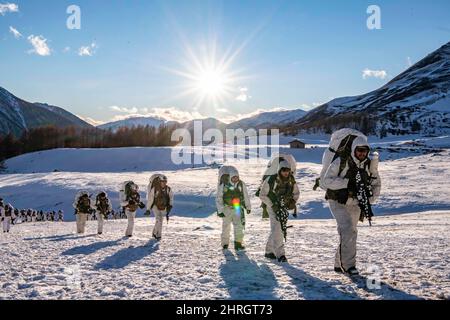 Usseaux, Italia. 15th Feb, 2022. Los soldados italianos del Regimiento de Alpini de 3rd ascienden a una montaña junto a los paracaidistas del Ejército de los Estados Unidos asignados a la Brigada Aerotransportada de 173rd durante un ejercicio integrado de entrenamiento de campo. Este entrenamiento es parte del ejercicio de acero Blizzard en Usseaux, Italia, el 15 de febrero de 2022. Crédito: U.S. Army/ZUMA Press Wire Service/ZUMAPRESS.com/Alamy Live News