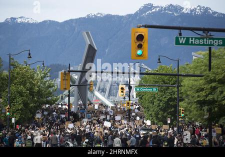 Miles de personas se reúnen para una manifestación pacífica en Vancouver, el viernes 5 de junio de 2020 en solidaridad con las protestas de George Floyd a través de los Estados Unidos. LA PRENSA CANADIENSE/Jonathan Hayward