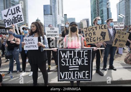 Miles de personas se reúnen para una protesta pacífica en Vancouver, el viernes 5 de junio de 2020 en solidaridad con las protestas de George Floyd a través de los Estados Unidos. LA PRENSA CANADIENSE/Jonathan Hayward