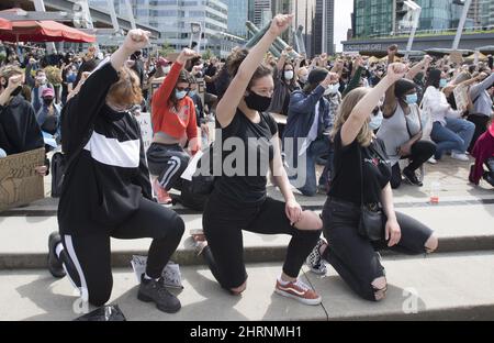Miles de personas se reúnen para una protesta pacífica en Vancouver, el viernes 5 de junio de 2020 en solidaridad con las protestas de George Floyd a través de los Estados Unidos. LA PRENSA CANADIENSE/Jonathan Hayward