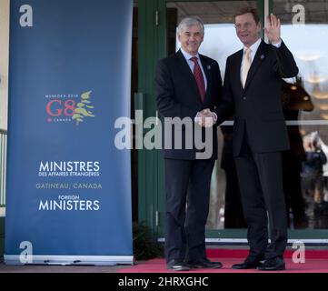El Ministro de Asuntos Exteriores Lawrence Cannon se acerca con el Ministro de Relaciones Exteriores alemán Guido Westerwelle cuando llega a la reunión de Ministros de Relaciones Exteriores de G8 en Gatineau, el martes 30 de marzo de 2010. LA PRENSA CANADIENSE Sean Kilpatrick
