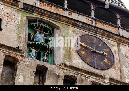 La antigua torre del reloj de sighisoara en rumania Foto de stock