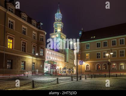 Paisaje nocturno del ayuntamiento en la plaza del mercado en Opole, Polonia Foto de stock